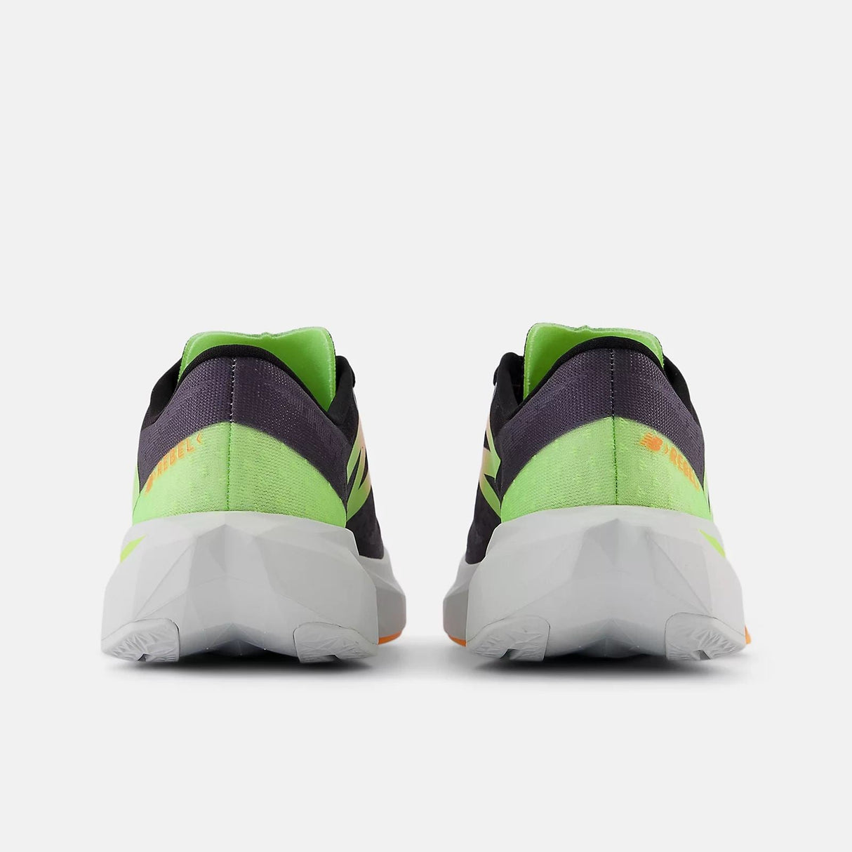 NEW BALANCE FUELCELL REBEL V4 HOMBRE GRAPHITE WHITE PEACH