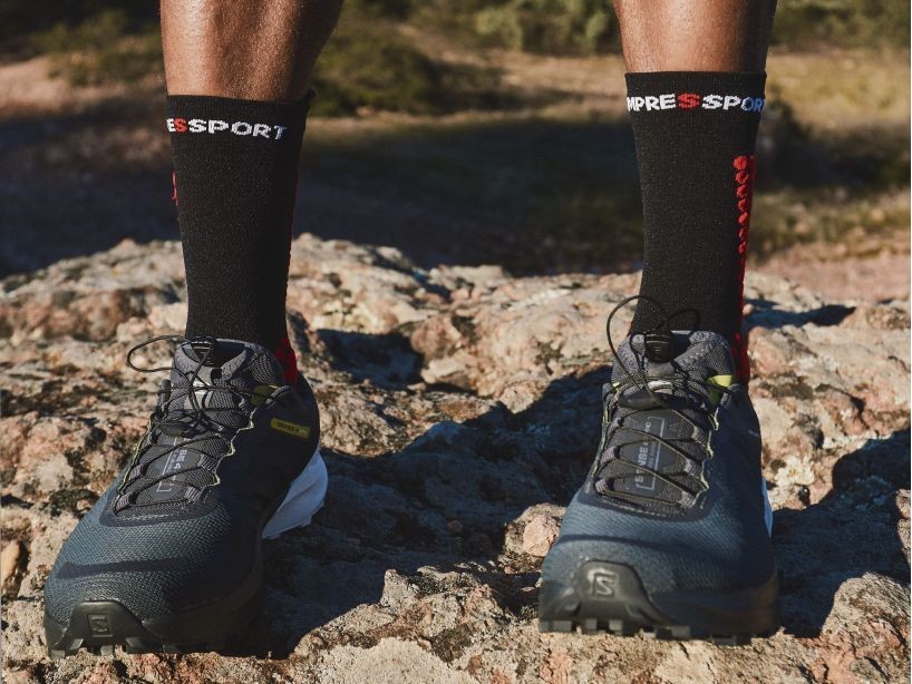 COMPRESSPORT PRO RACING SOCKS V4.0 TRAIL - NEGRO ROJO