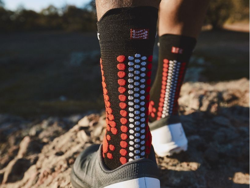 COMPRESSPORT PRO RACING SOCKS V4.0 TRAIL - NEGRO ROJO